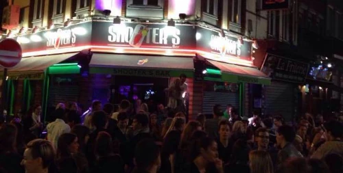 Terrasse animée en soirée au Shooter's bar